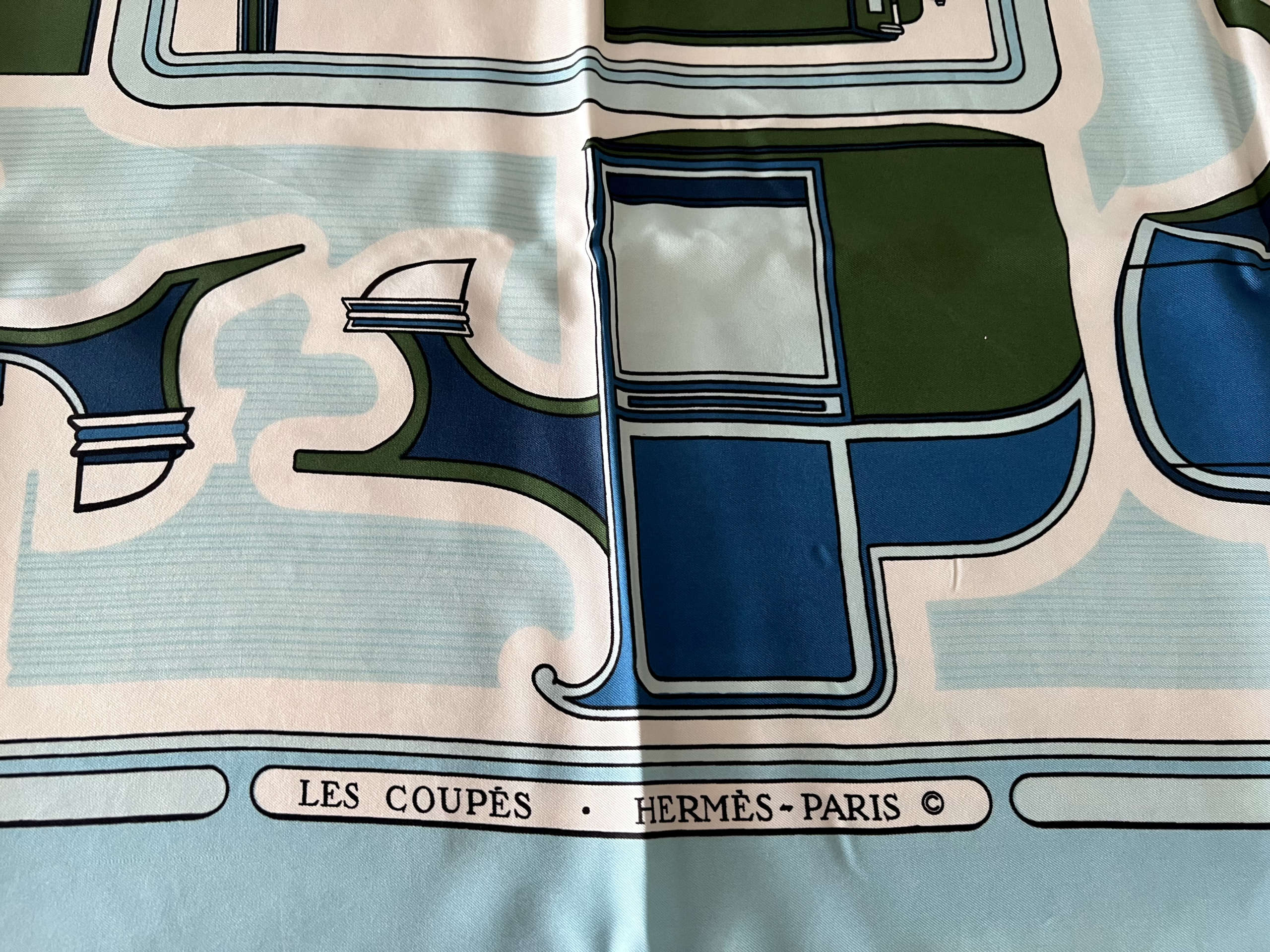 Foulard Carré Hermès Vintage – Les Coupés – 100% Soie – Couleur Beige – Occasion